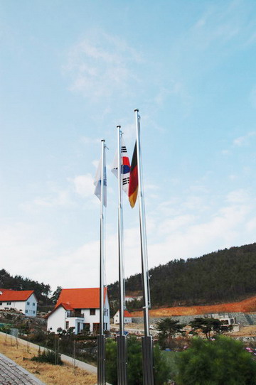 마을 입구에는 독일국기와 한국국기를 함께 걸어놓았다. 